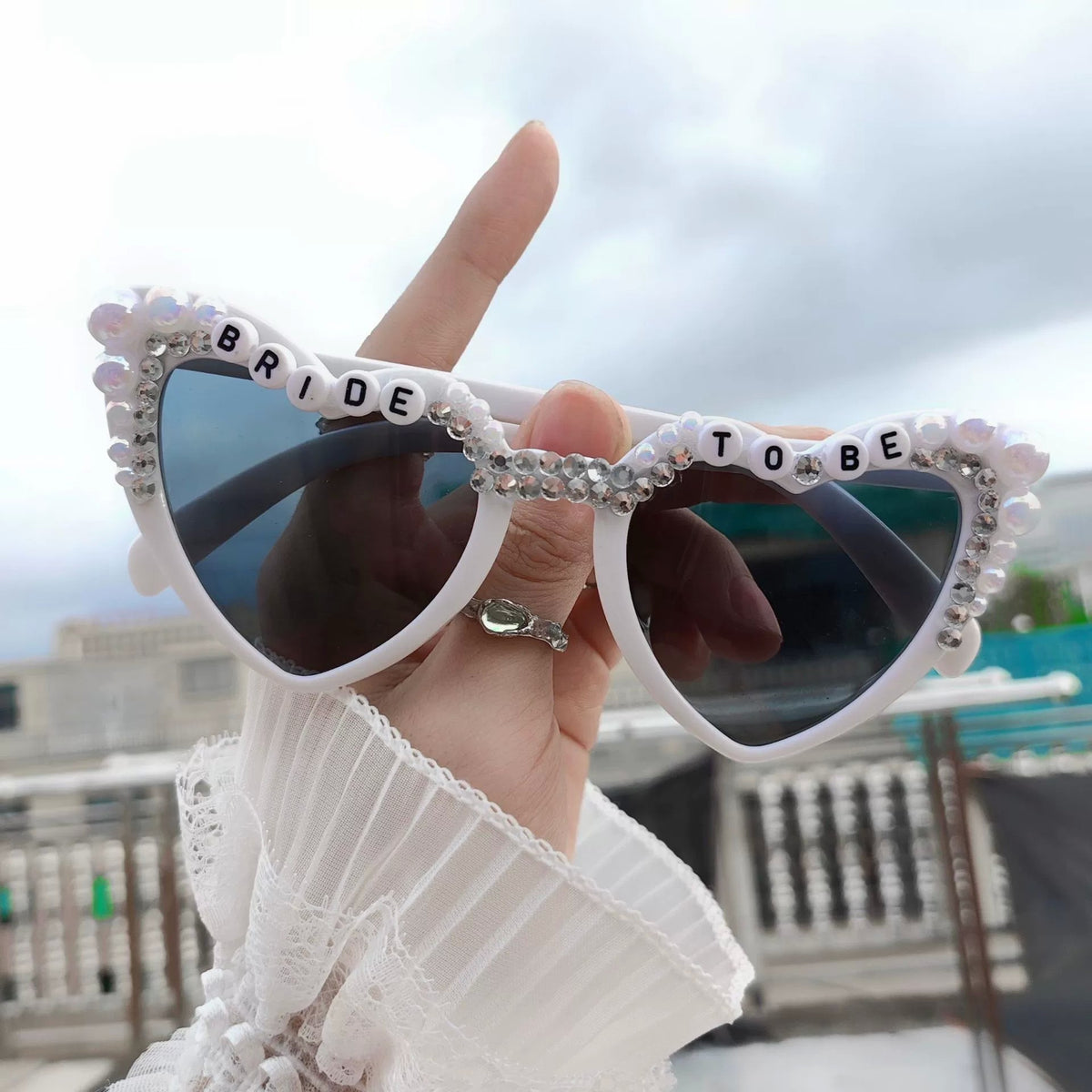 Ochelari Decorativi Bride To Be, Accesorii Nunta si Petrecerea Burlacitelor cu Perle, Policarbonat, 15.3 x 5.7 x 14.5 cm, Alb