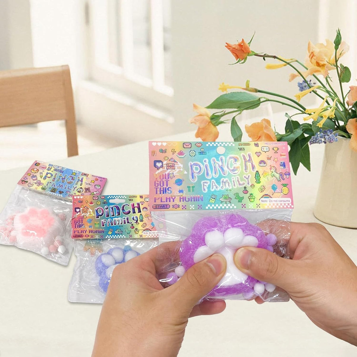 Jucarie Antistres Squishy, Labuta de Pisica Pufoasa cu Revenire Lenta, Squeeze Pinch Family pentru Relaxare si Concentrare, Silicon Moale, 6x6 cm, 72g, Mov-Alb
