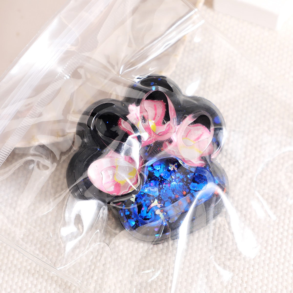 Jucarie Antistres Squishy, Model Labuta de Pisica Cat Paw, Revenire Lenta, Material TPR Moale, 6.5 x 6 cm, Negru cu Insertii Meduze