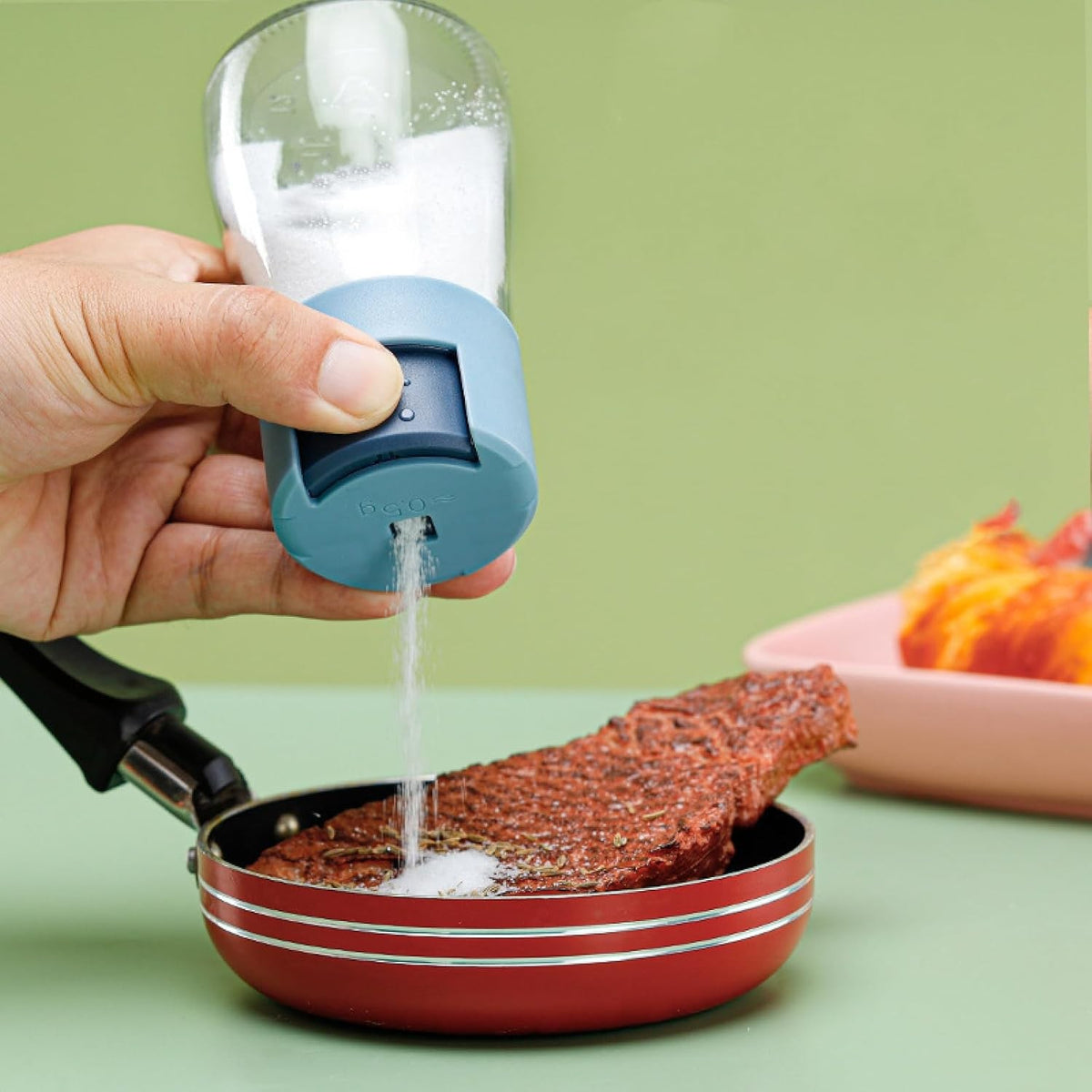 Dozator Condimente cu Buton, Dozare Precisă 5g, Recipient din Sticlă Rezistent la Umiditate, 180 ml, 11.3 x 6.4 cm, Albastru