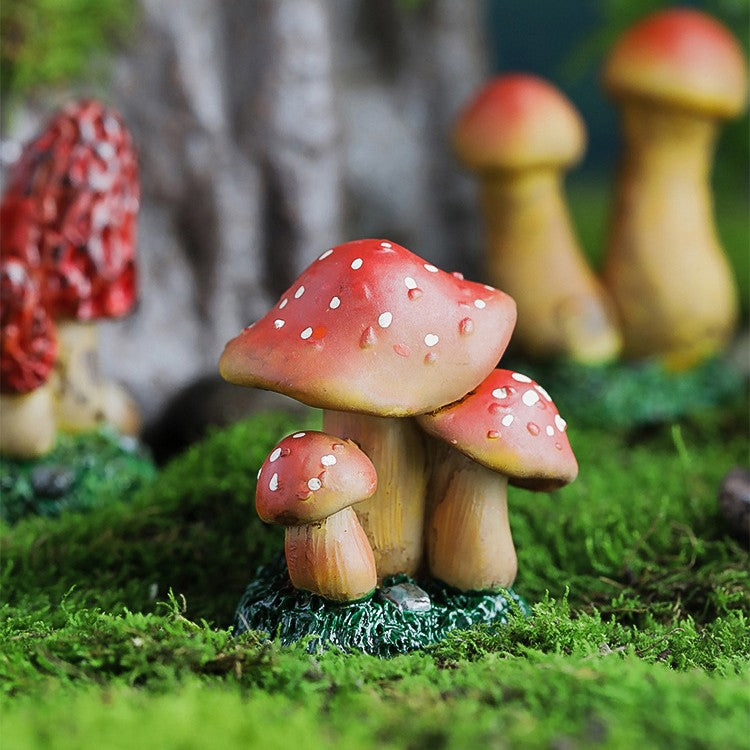 Decoratiune Miniatura Ciuperci Rosii cu Buline Albe, Ornament pentru Gradina, Ghiveci sau Terrariu, Rasina, 3.1 x 4 cm, Rosu/Alb