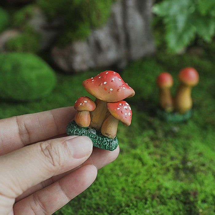 Decoratiune Miniatura Ciuperci Rosii cu Buline Albe, Ornament pentru Gradina, Ghiveci sau Terrariu, Rasina, 3.1 x 4 cm, Rosu/Alb