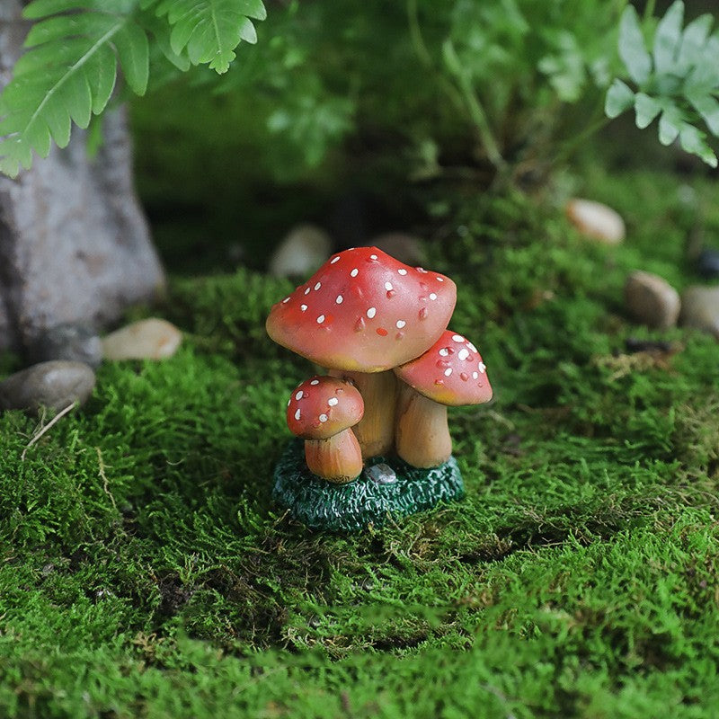 Decoratiune Miniatura Ciuperci Rosii cu Buline Albe, Ornament pentru Gradina, Ghiveci sau Terrariu, Rasina, 3.1 x 4 cm, Rosu/Alb