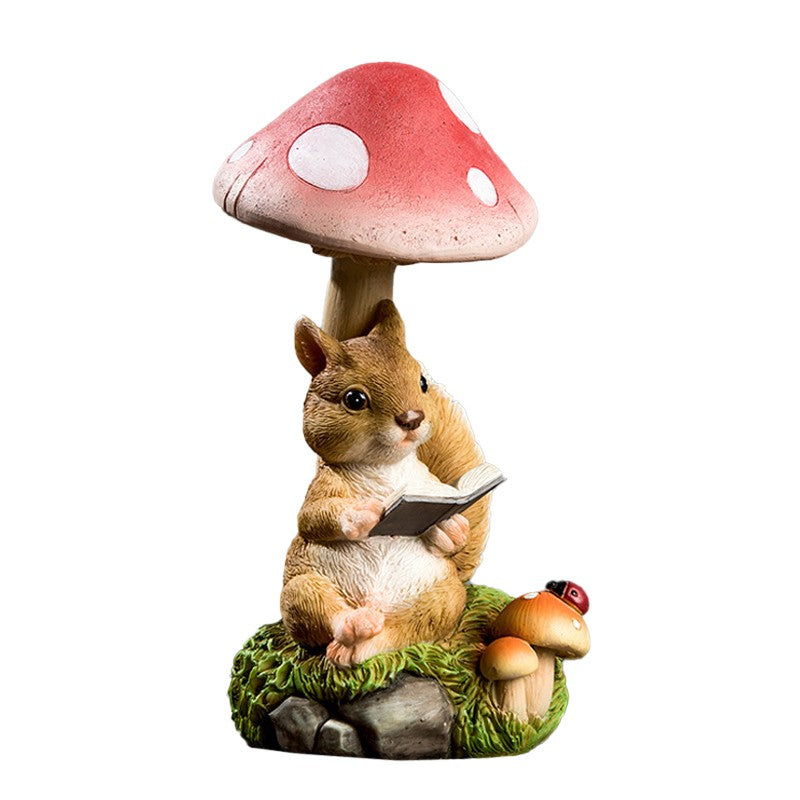 Decoratiune Gradina cu Lumini LED Solare, Figurina Veverita Citind sub Ciuperca, Rasina Rezistenta la Intemperii, 19.5 x 9.5 x 9.5 cm, Maro/Rosu