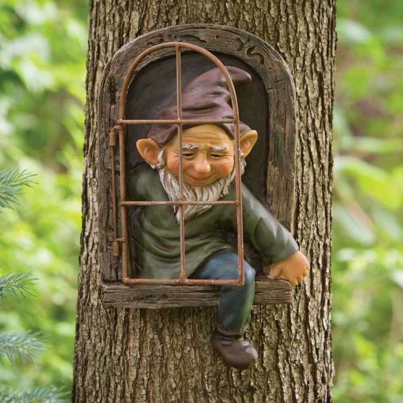 Decoratiune Gradina Model Elf la Fereastra, Statuie Figurina pentru Pom sau Perete, Rasina Rezistenta la Intemperii, 14.5 x 8 x 15 cm, Maro