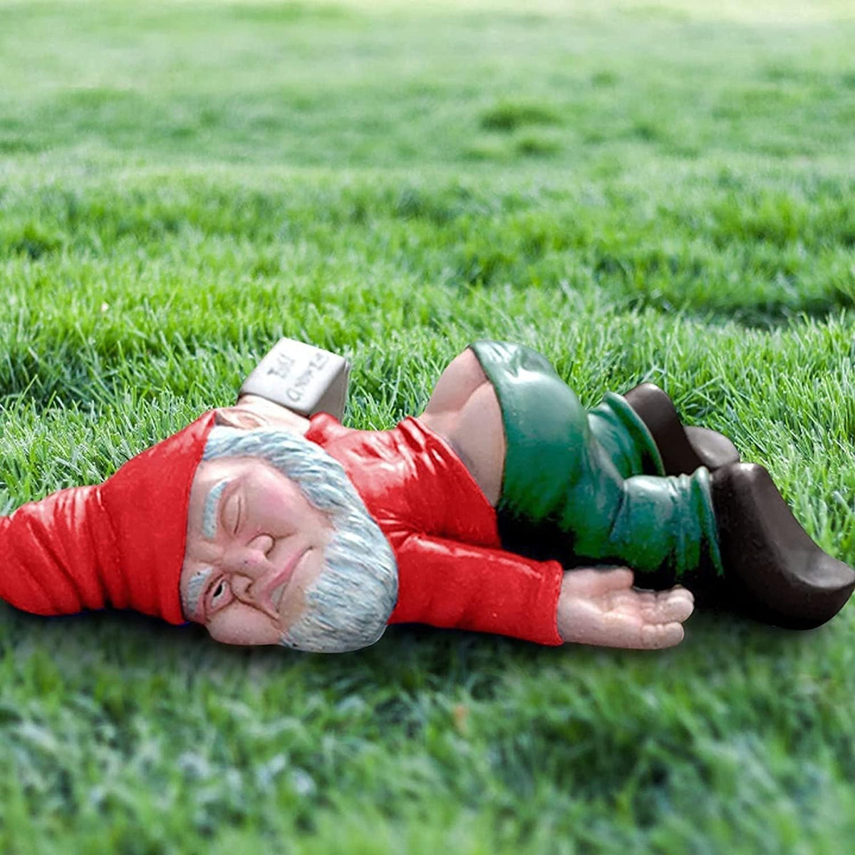 Pitic De Gradina Beat, Figurina Decorativa Amuzanta Pentru Exterior, Statuie Gnom Vesel Culcat, Rasina Rezistenta La Intemperii, 15x8x5 cm, Rosu