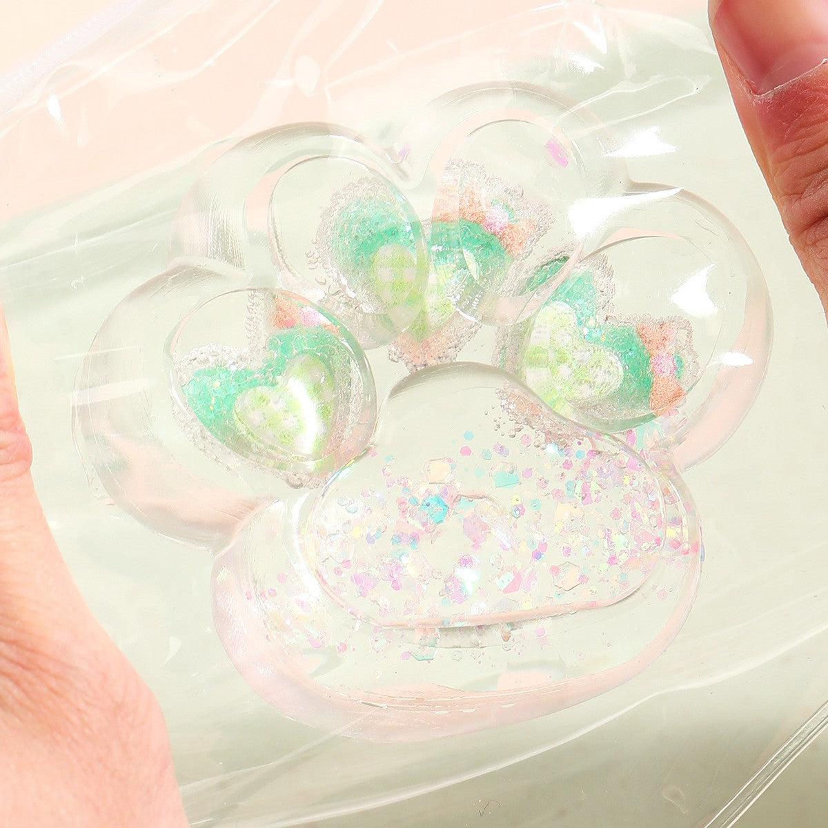 Jucarie Antistres Squishy, Labuta de Pisica Pufoasa cu Revenire Lenta, Model Inima, Material TPR Flexibil, 7 x 6.5 cm, Multicolor