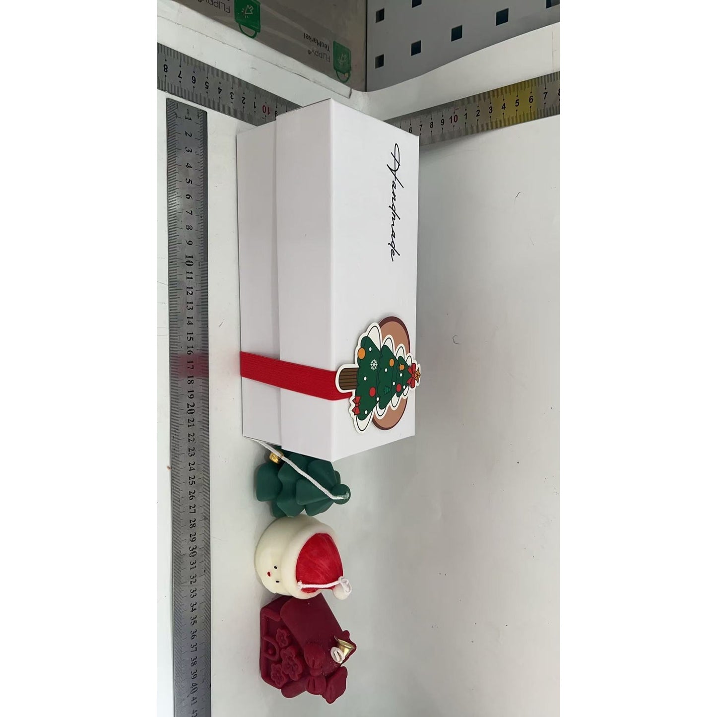 Set Lumanari Parfumate De Craciun Si Figurine Artizanale, Gift Box Cu Mos Craciun, Brad Si Casuta, Ceara De Soia Naturala, Multicolor, 3 Bucati, 450 g