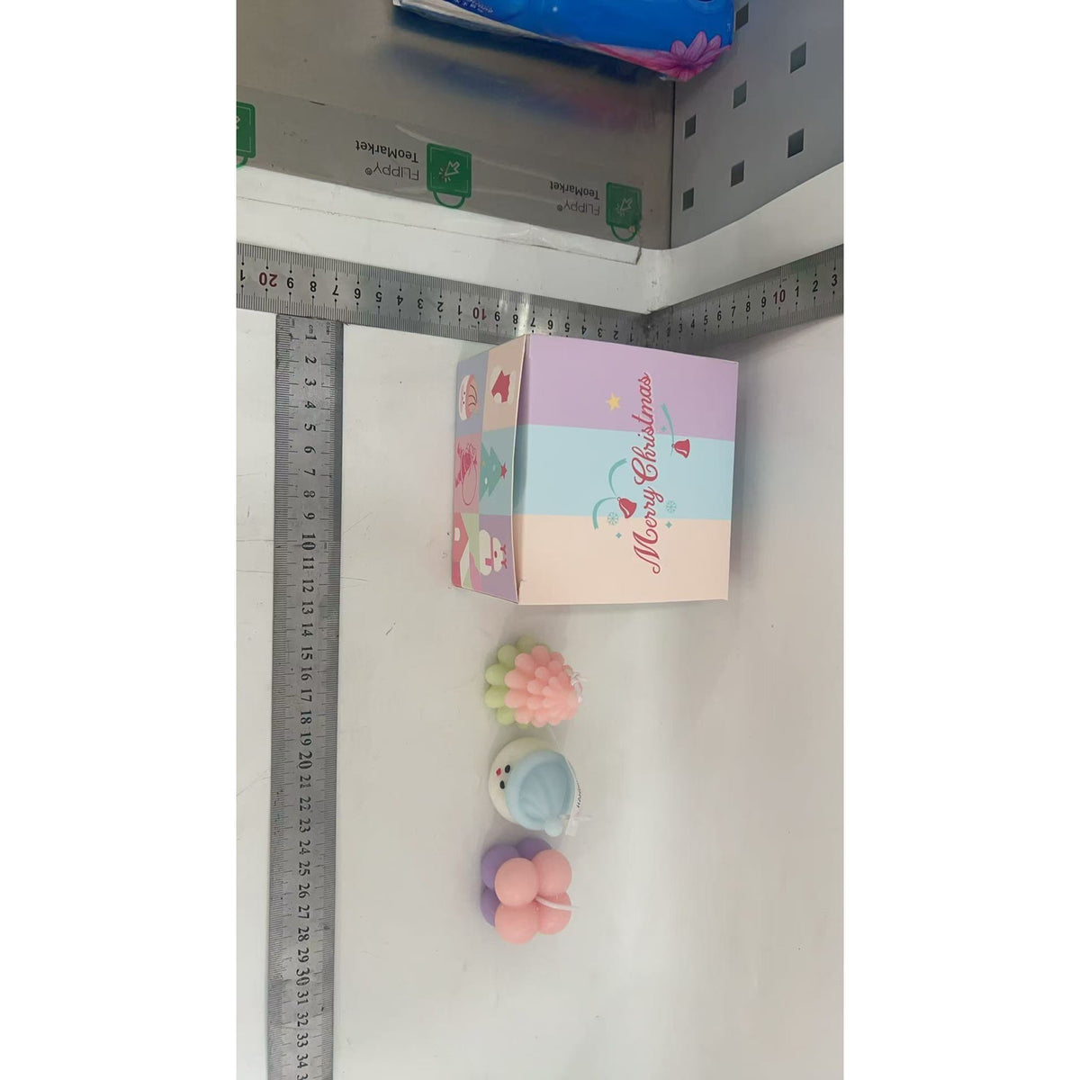 Set Cadou Lumanari Parfumate de Craciun, Kit Aromaterapie Artizanal, Forme Festive Mos Craciun si Brad, Trandafir si Lavanda, 3 Bucati, 11 x 11 x 7.5 cm, Roz si Verde Pastel