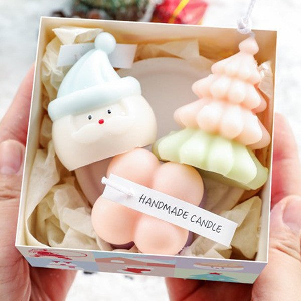Set Cadou Lumanari Parfumate de Craciun, Kit Aromaterapie Artizanal, Forme Festive Mos Craciun si Brad, Trandafir si Lavanda, 3 Bucati, 11 x 11 x 7.5 cm, Roz si Verde Pastel