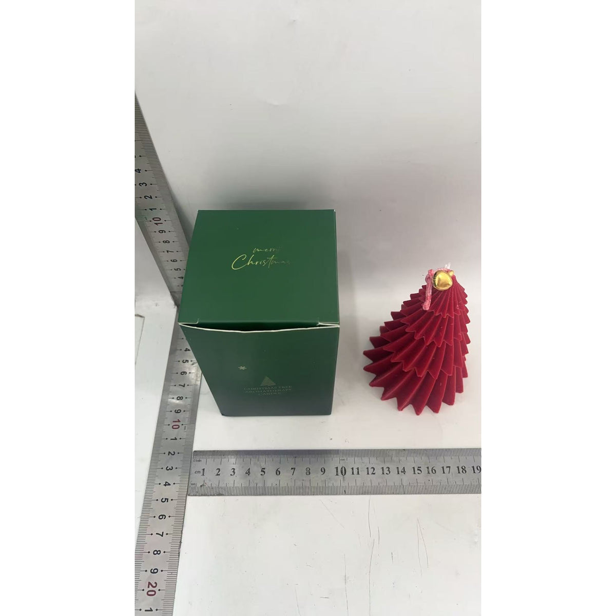 Lumanare de Craciun Parfumata, Model Brad Rotativ cu Aromaterapie si Clopotel Auriu, Ceara de Soia Naturala, 11 x 8 x 8 cm, Rosu