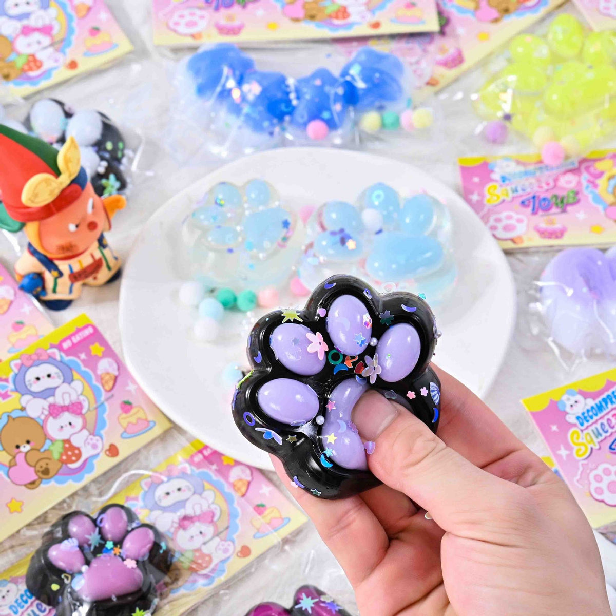 Jucarie Antistres Squishy, Labuta de Pisica Pufoasa, Revenire Lenta pentru Terapie Senzoriala, Material TPR, 7.5 cm, Multicolor