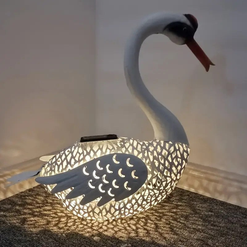 Decoratiune Gradina cu Lampa Solara LED, Model Lebada, Ornament Exterior Rezistent la Intemperii, Metal, 39.5 x 35.5 x 14 cm, Alb