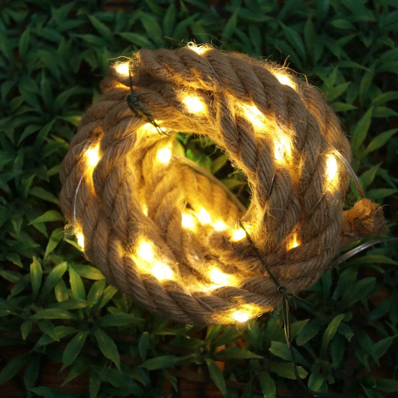 Instalatie Luminoasa cu 40 LED-uri, Model Rustic pe Sfoara de Canepa si Fir de Cupru, Protectie IP44, Alimentare Baterii, 2 m, Alb Cald