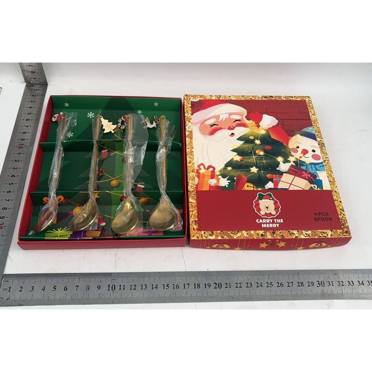 Set 4 Lingurite Craciun Carry The Merry, Modele Festive cu Pandantiv, Otel Inoxidabil 430, Cutie Cadou, Auriu si Multicolor, 19 x 16 x 2 cm