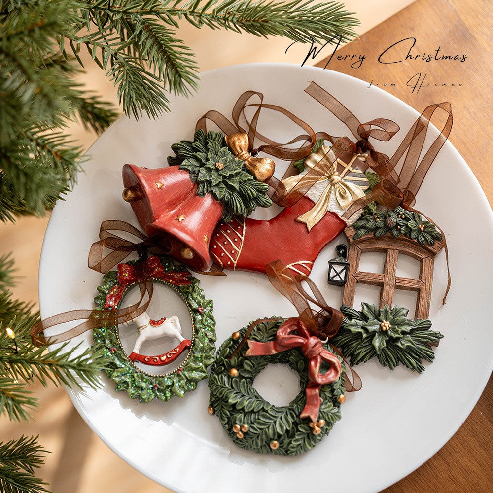 Decoratiune de Craciun pentru Brad, Model Bradut, Figurina Festiva din Rasina, Rezistenta, Multicolor, 8.5 x 6.5 cm