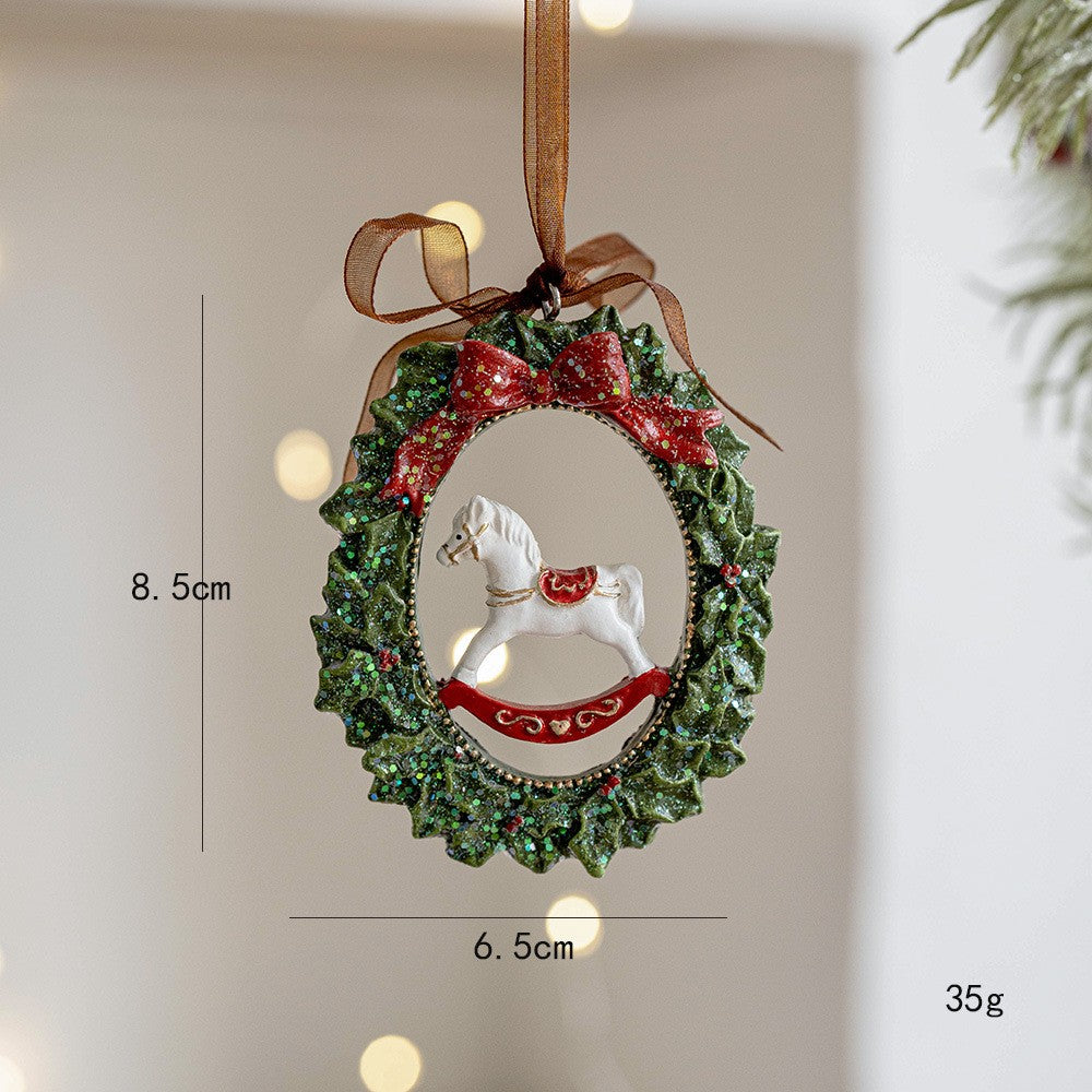 Decoratiune de Craciun pentru Brad, Model Ghirlanda cu Calut, Rasina Durabila, Multicolor, 8.5 x 6.5 cm