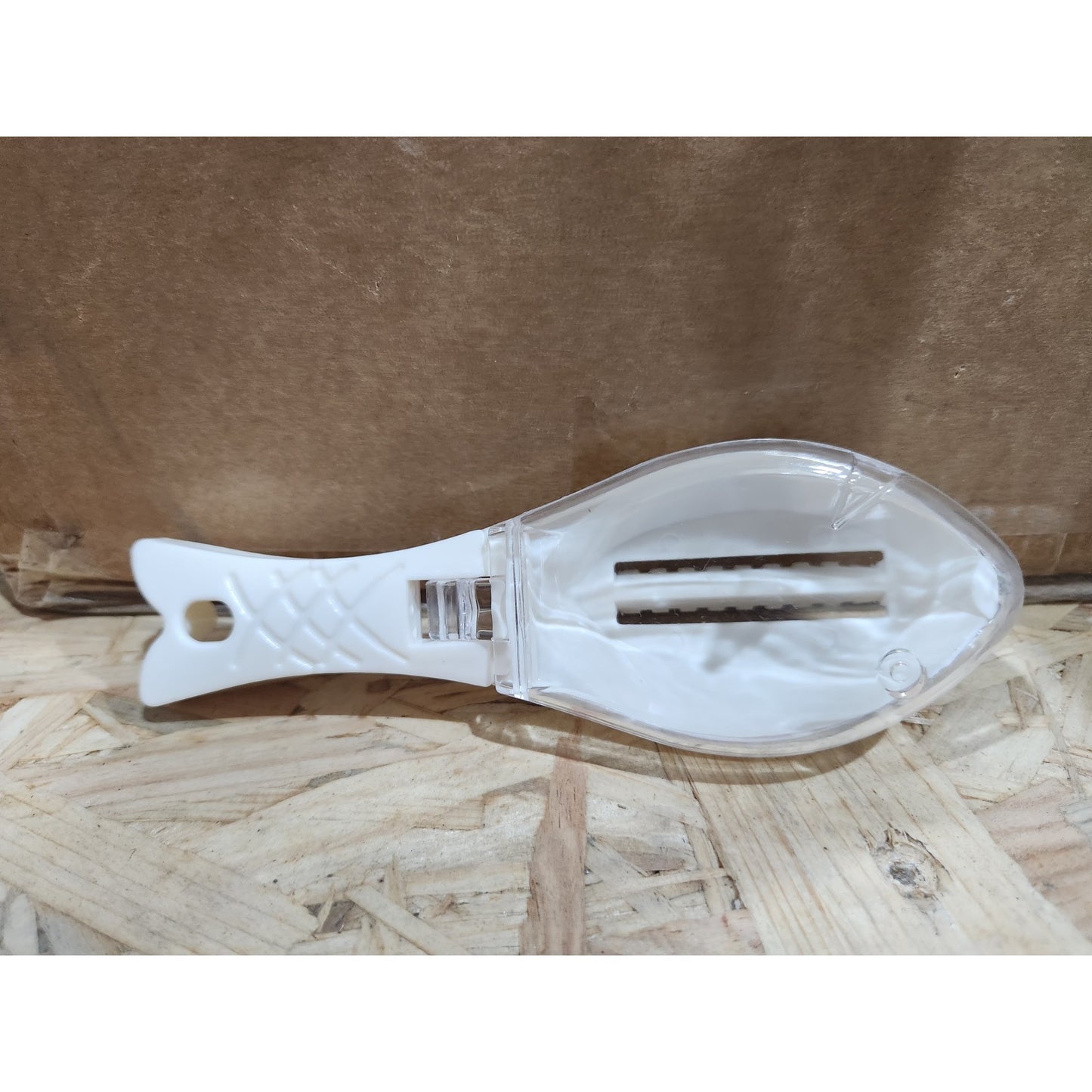 Curatator Solzi Peste cu Compartiment Colectare, Dispozitiv Manual pentru Curatat Peste, Plastic Durabil, 15.5x5.5x4 cm, Alb