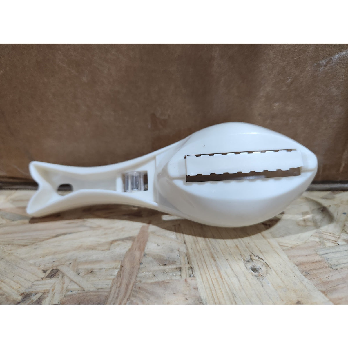 Curatator Solzi Peste cu Compartiment Colectare, Dispozitiv Manual pentru Curatat Peste, Plastic Durabil, 15.5x5.5x4 cm, Alb
