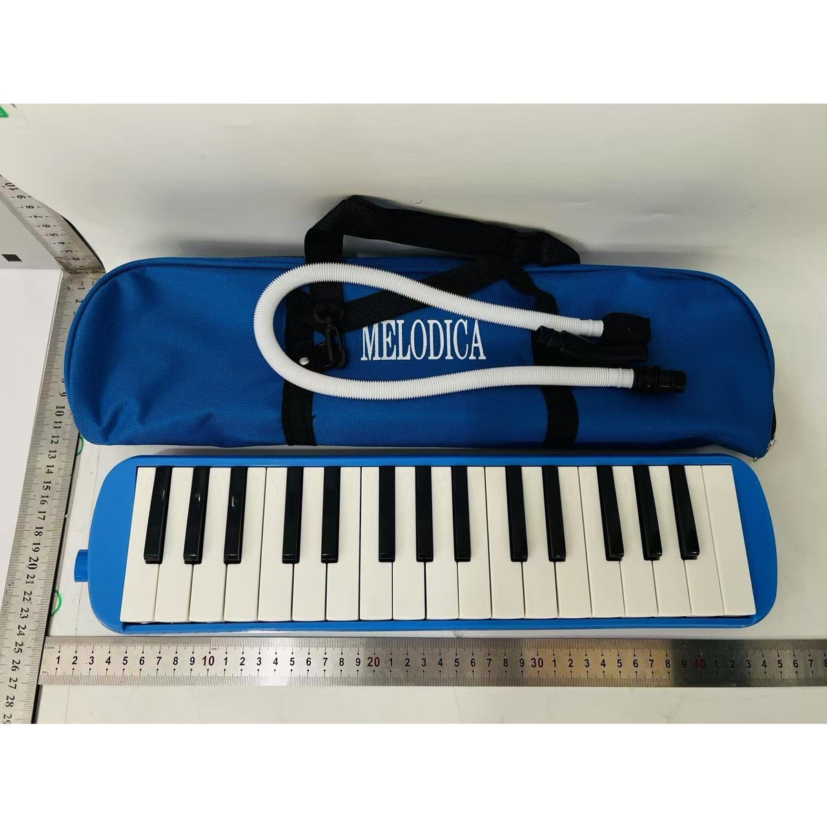 Muzicuta Melodica cu 32 Clape pentru Incepatori si Copii, Clape Imprimate cu Note, Corp din ABS Ecologic, Include Husa de Transport si Suflator, 45 x 13 x 7 cm, Albastru