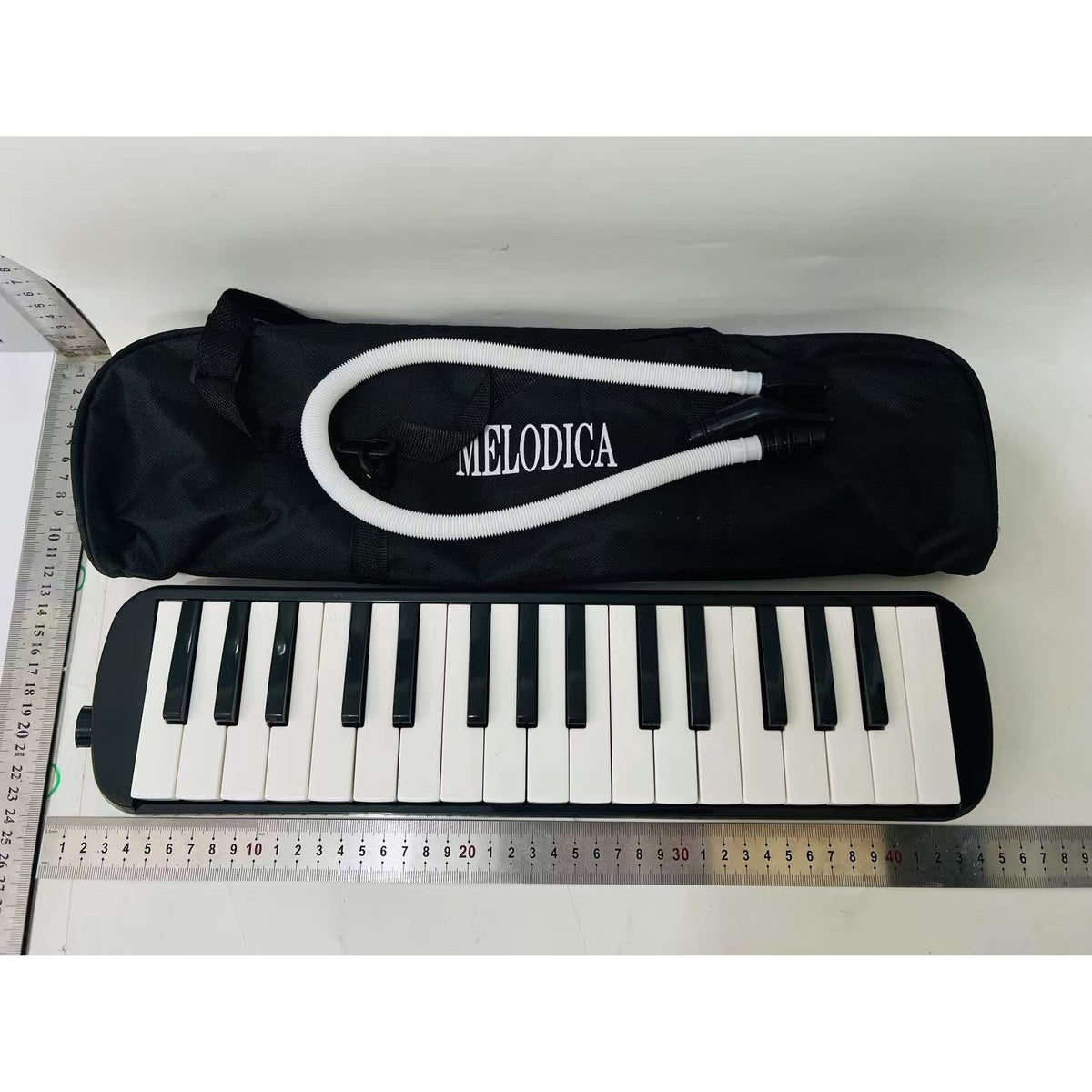 Muzicuta Melodica cu 32 Clape Imprimate, Instrument Muzical Educativ pentru Incepatori si Copii, Material ABS Ecologic, Include Husa de Transport si Suflator, 45 x 13 x 7 cm, Negru