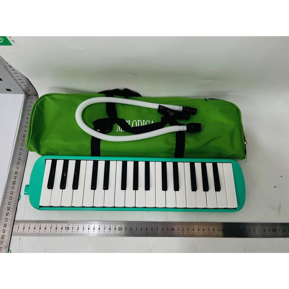 Muzicuta Melodica cu 32 Clape pentru Incepatori, Instrument Muzical Educativ cu Note Imprimate, ABS Ecologic, Include Husa si Suflator, 45 x 13 x 7 cm, Verde