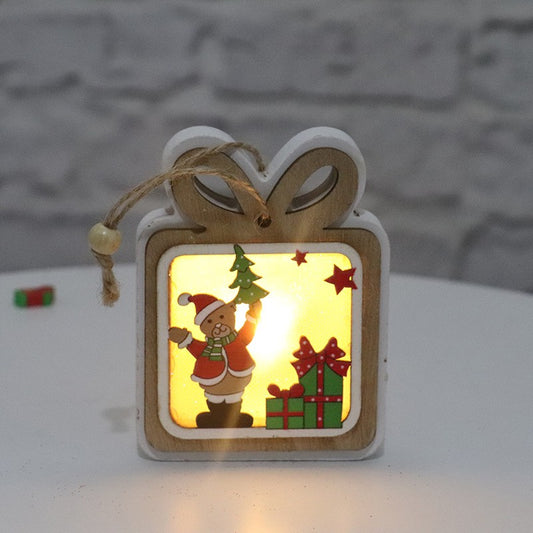 Ornament de Brad cu Lumini LED, Decoratiune Craciun din Lemn, Model Cadou, Baterii Incluse, Multicolor, 10.5 x 8 x 2.5 cm