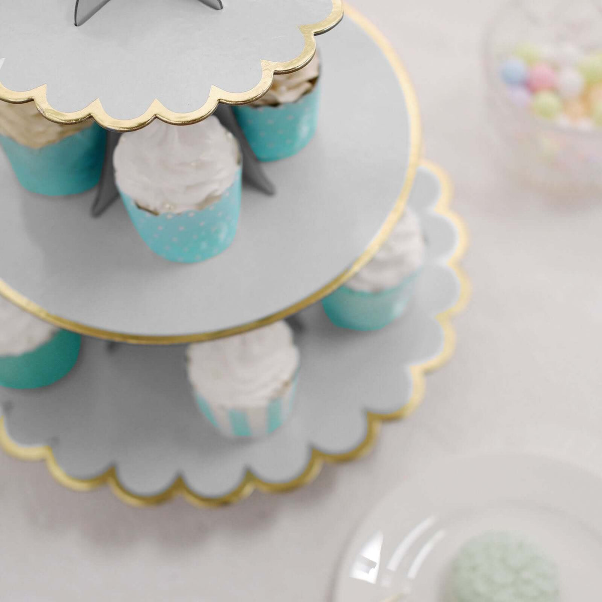Etajera Suport pentru Prajituri si Cupcakes, Design Elegant cu 3 Nivele, Carton Rezistent, Inaltime 38 cm, Diametre 16/22/29 cm, Alb