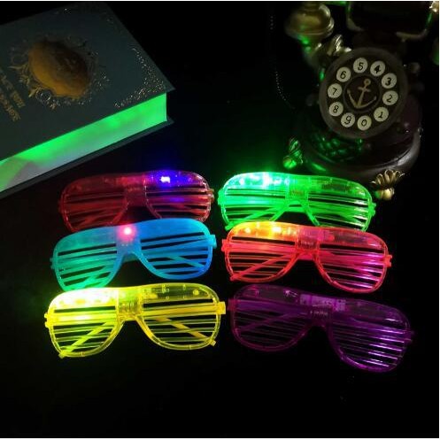 Ochelari de Petrecere cu LED, Model Grilaj Jaluzele, 3 Moduri de Iluminat, Plastic Rezistent, 3 Baterii AG3 Incluse, Marime Universala, Multicolor