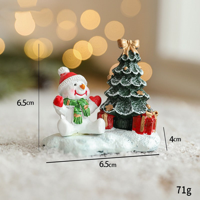 Ornament de Craciun, Model Om de Zapada cu Brad si Cadouri, Figurina Decorativa de Birou, Rasina, 6.5 x 6.5 x 4 cm, Alb si Verde