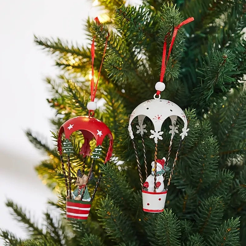 Ornament Brad Craciun, Figurina Om de Zapada in Balon cu Aer Cald, Decoratiune Suspendata, Metal Rezistent, Alb, 11 x 5.5 x 5.5 cm