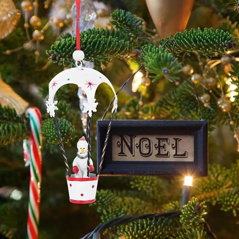 Ornament Brad Craciun, Figurina Om de Zapada in Balon cu Aer Cald, Decoratiune Suspendata, Metal Rezistent, Alb, 11 x 5.5 x 5.5 cm