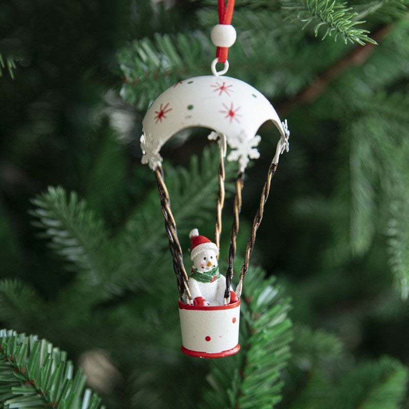 Ornament Brad Craciun, Figurina Om de Zapada in Balon cu Aer Cald, Decoratiune Suspendata, Metal Rezistent, Alb, 11 x 5.5 x 5.5 cm