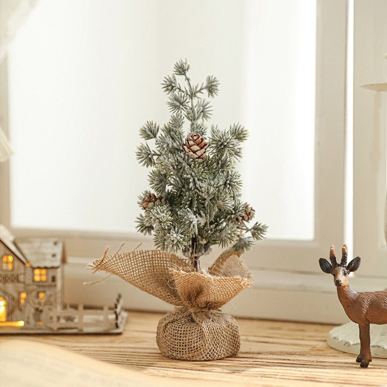 Brad de Craciun Artificial Mini, Ornament Decorativ pentru Masa si Birou, Efect de Zapada cu Conuri Naturale, Baza din Iuta, Plastic, 20 cm, Verde Alb