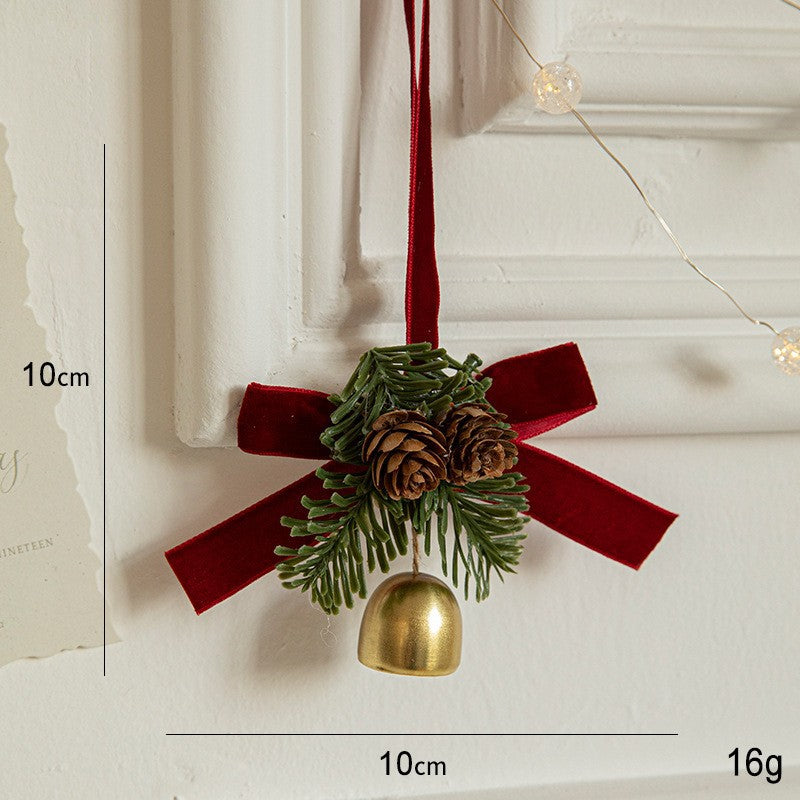 Ornament de Brad Tip Funda de Craciun, Panglica Velvet Rosie cu Clopotel Auriu si Conuri Naturale, Decoratiune Suspendabila, Catifea, 10 x 10 cm, Rosu