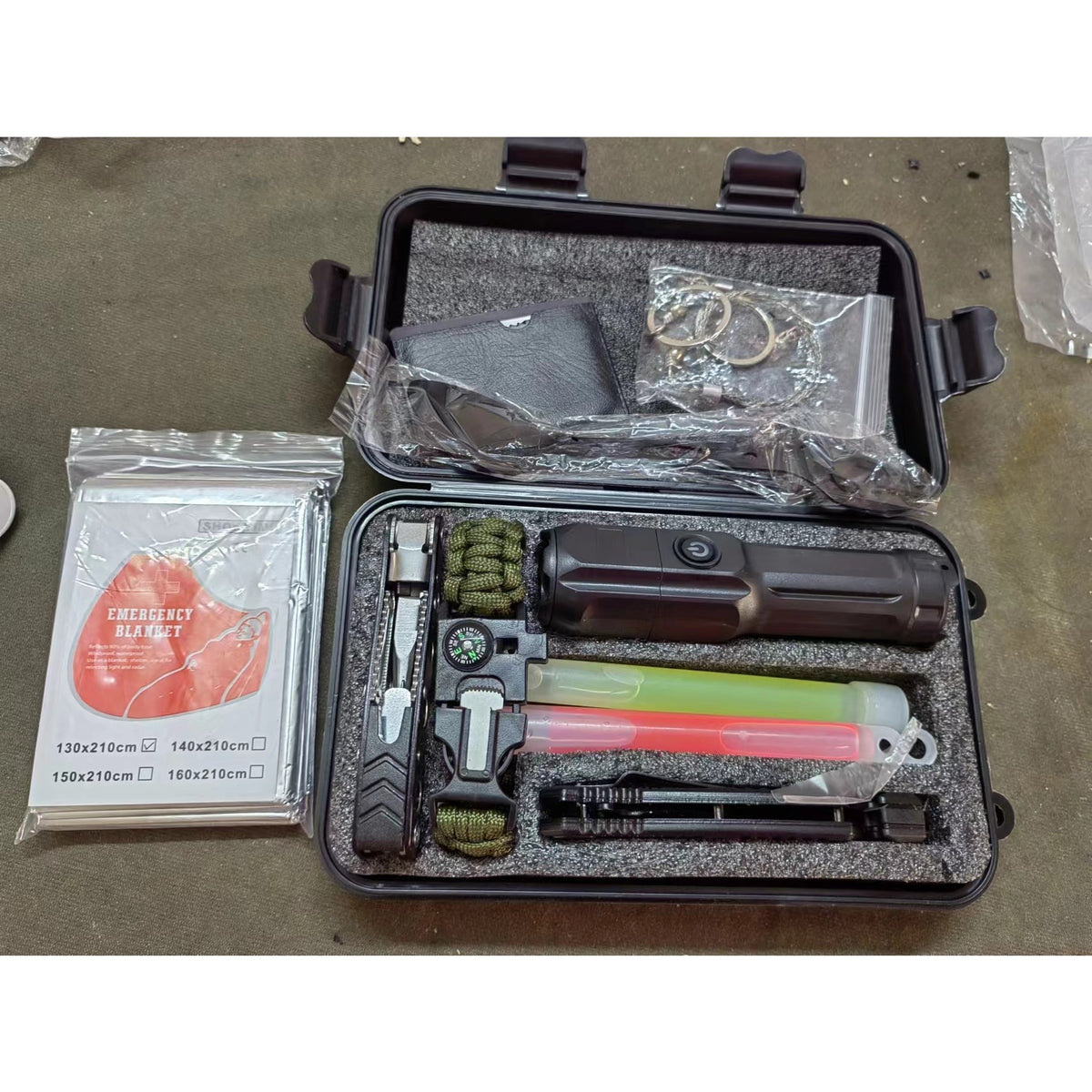 Kit Supravietuire Multifunctional, Set Instrumente Profesionale si Trusa de Prim-Ajutor, pentru Camping si Drumetii, Cutie Protectie Tip Valiza, 130x210 cm, Negru