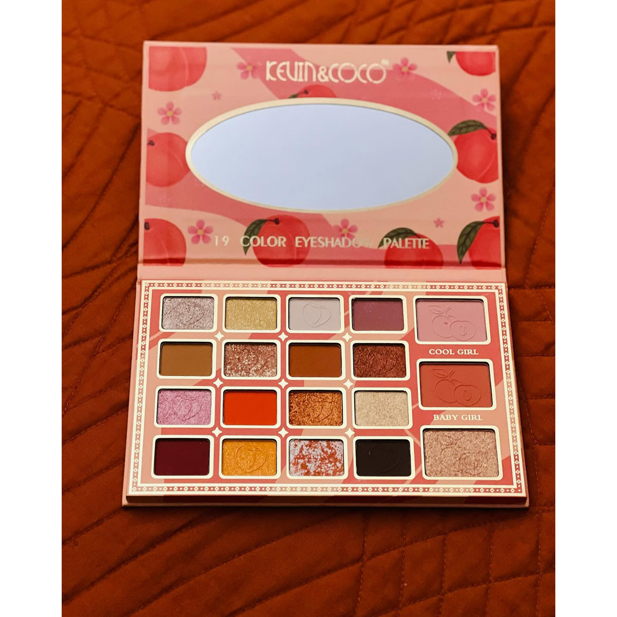 Kevin & Coco Paleta Fard de Pleoape Peach, Set Machiaj cu 19 Culori Mate Sidefate si Glitter, Textura Catifelata, Formula Cruelty-Free, 19 x 13 x 1.5 cm