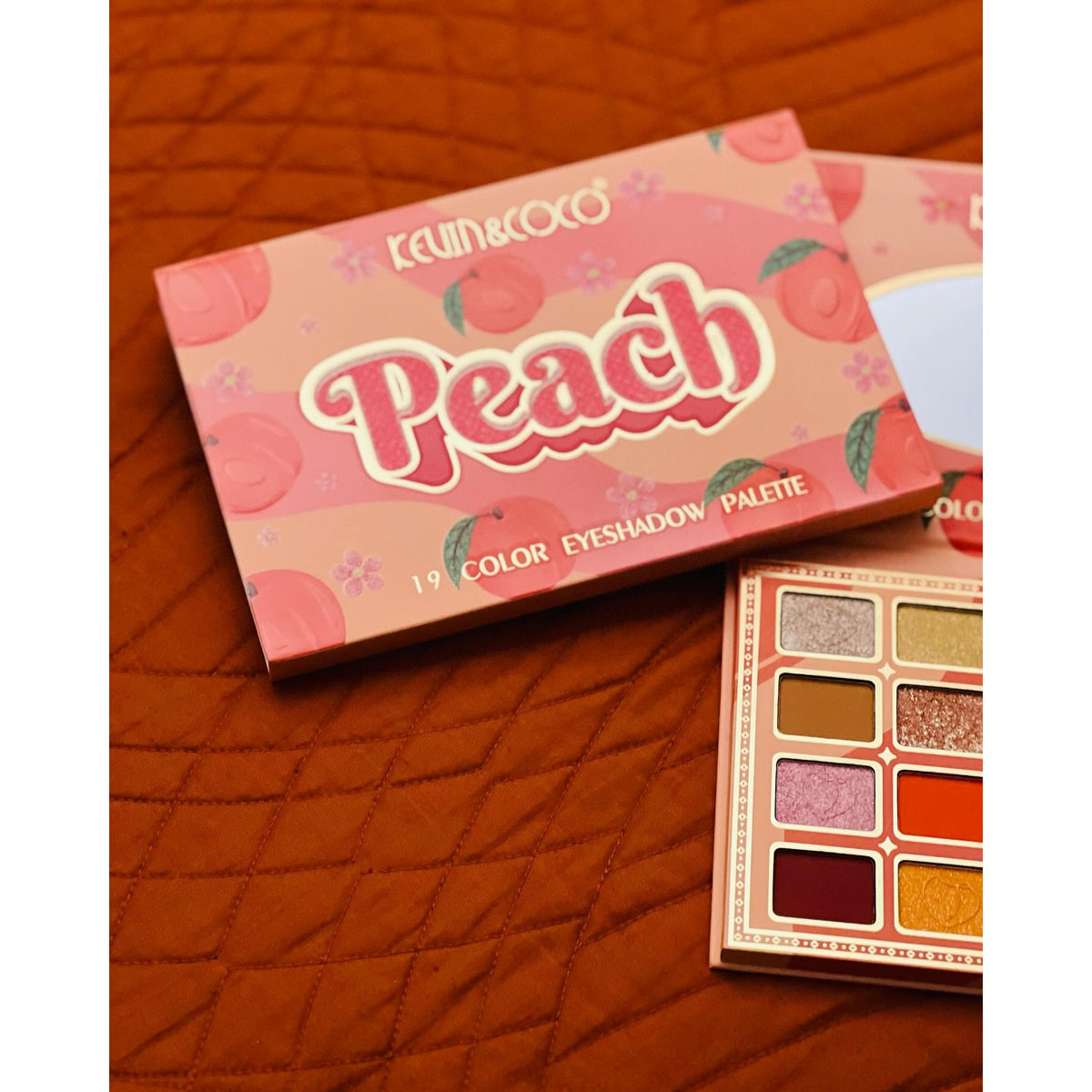 Kevin & Coco Paleta Fard de Pleoape Peach, Set Machiaj cu 19 Culori Mate Sidefate si Glitter, Textura Catifelata, Formula Cruelty-Free, 19 x 13 x 1.5 cm