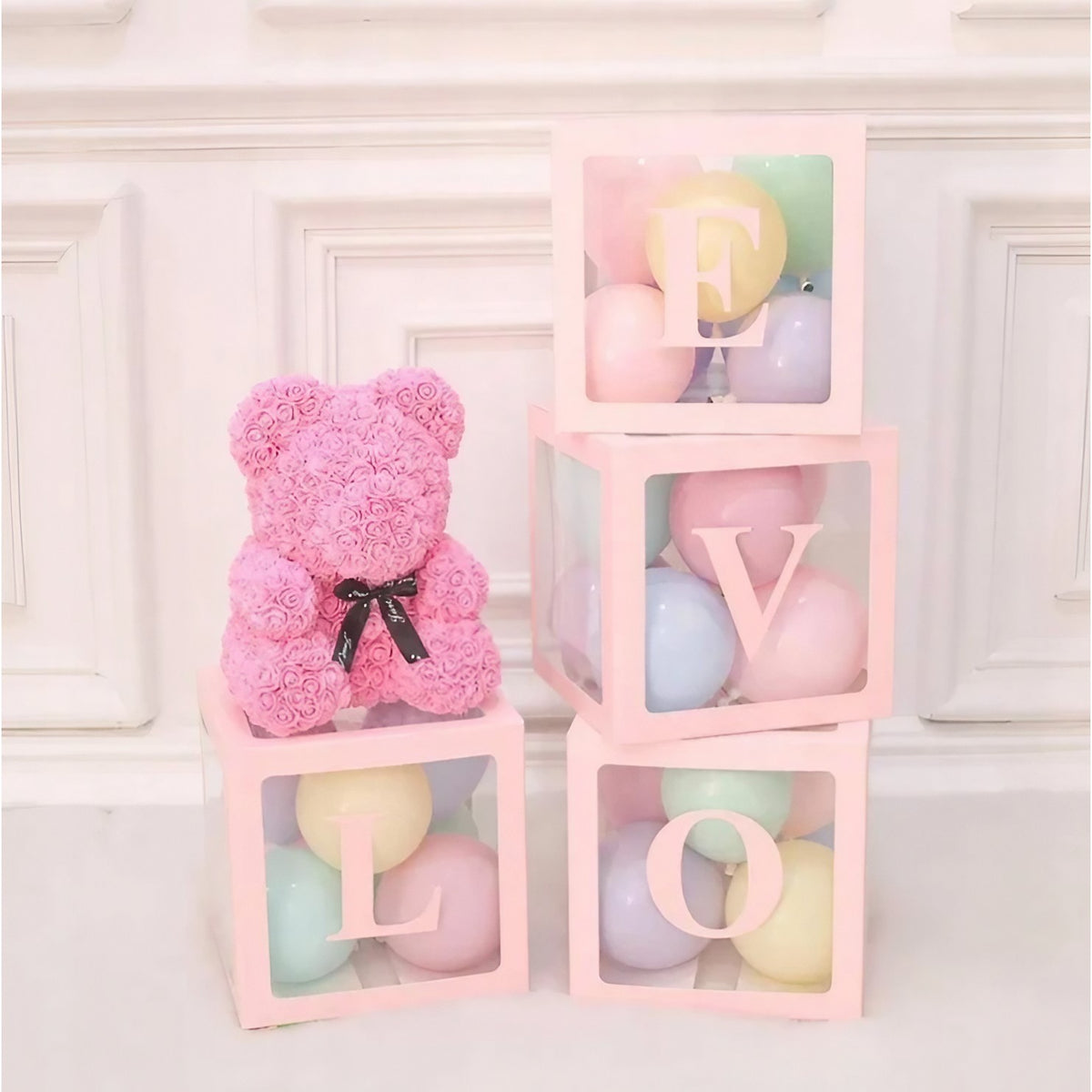 Set 4 Cutii pentru Baloane, Cuburi Decorative Transparente, Model Scris Love, Tematica Iubire, Plastic și Carton, 30 x 30 cm, Contur Roz