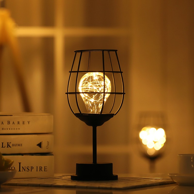 Lampa Decorativa Cu LED In Forma De Pahar De Vin, Stil Retro Din Sarma Metalica Si Fire De Cupru, Alimentare 3 Baterii AA, Lumina Alb Cald, Negru, 13 x 13 x 28 cm