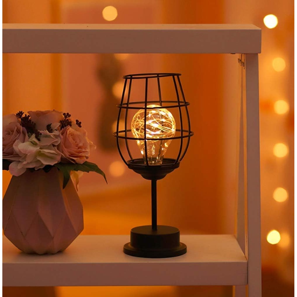 Lampa Decorativa Cu LED In Forma De Pahar De Vin, Stil Retro Din Sarma Metalica Si Fire De Cupru, Alimentare 3 Baterii AA, Lumina Alb Cald, Negru, 13 x 13 x 28 cm