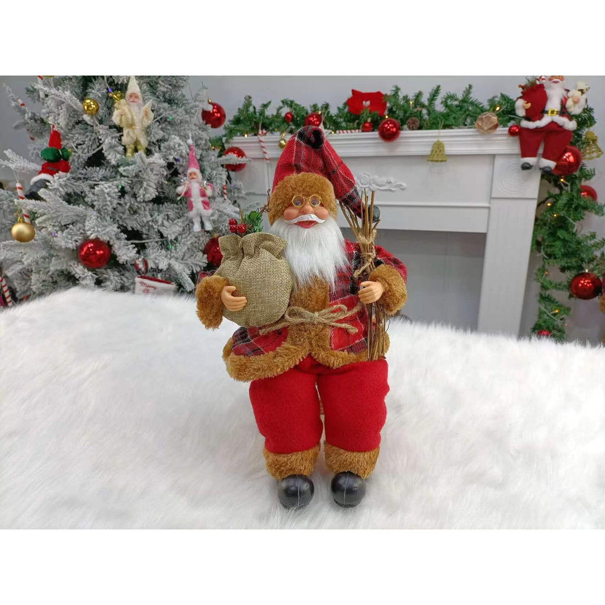Figurina Decorativa Mos Craciun Asezat, Decoratiune Craciun cu Surcele, Interior si Exterior, Plastic si Textil, 35 x 18 x 20 cm, Rosu si Maro
