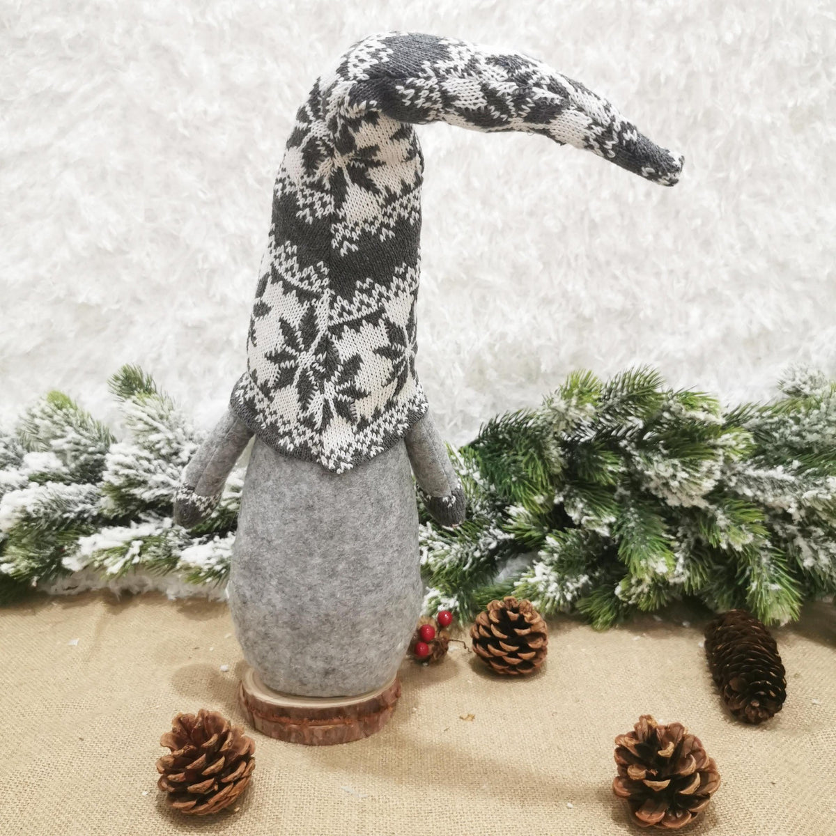 Figurina Decorativa Craciun, Spiridus Omul Padurii cu Barba Lunga, Ornament Stil Nordic din Poliester, Gri, Inaltime 47 cm