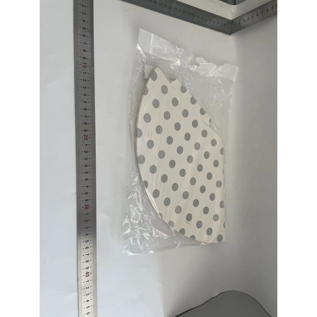 Set 6 Coifuri Petrecere Aniversare, Model Metalizat cu Buline si Elastic, Carton, 20 cm, Argintiu