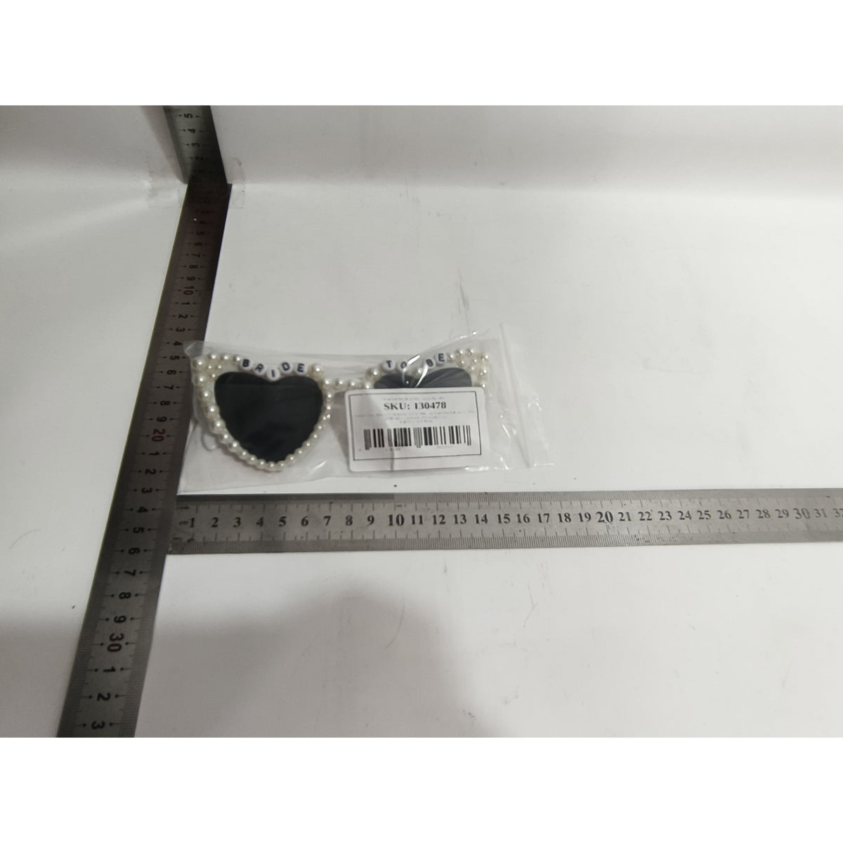 Ochelari Petrecerea Burlacitelor in Forma de Inima, Protectie UV, Rama cu Perle si Scris Bride to Be, Policarbonat, 15.3x5.7x14.5 cm, Alb