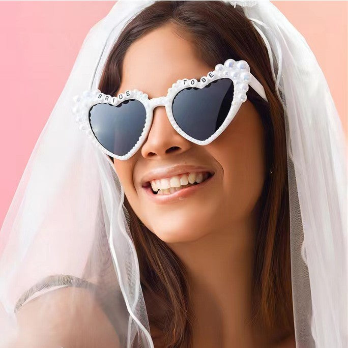 Ochelari Petrecerea Burlacitelor in Forma de Inima, Protectie UV, Rama cu Perle si Scris Bride to Be, Policarbonat, 15.3x5.7x14.5 cm, Alb
