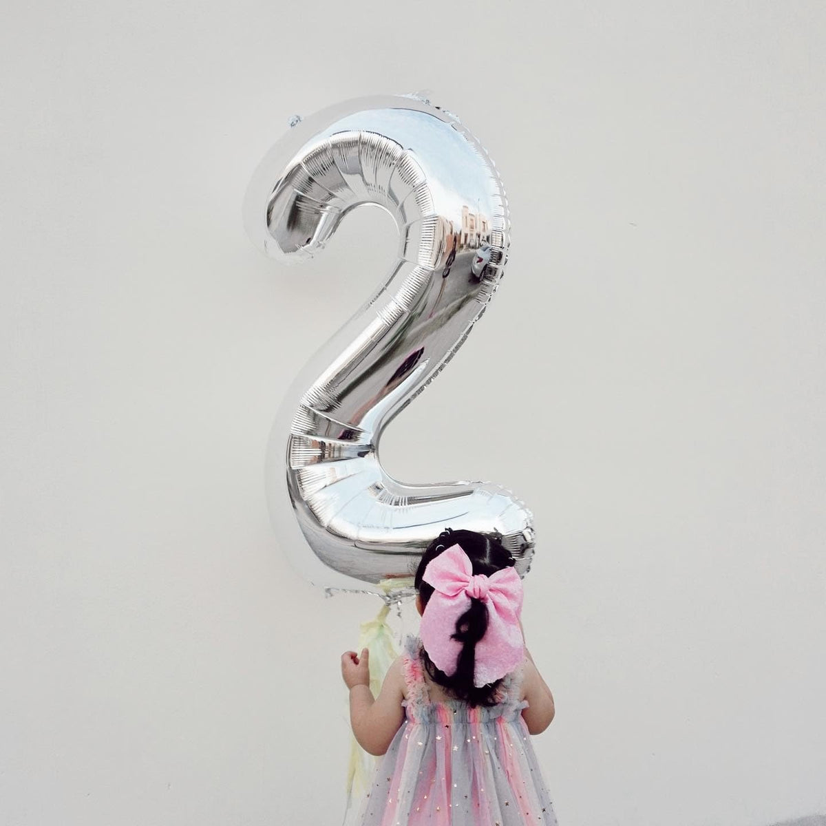 Balon Aniversar Cifra 2, Figurina Gigant din Folie Metalizata, Umflare Aer sau Heliu, Inaltime 80 cm, Include Pai, Argintiu