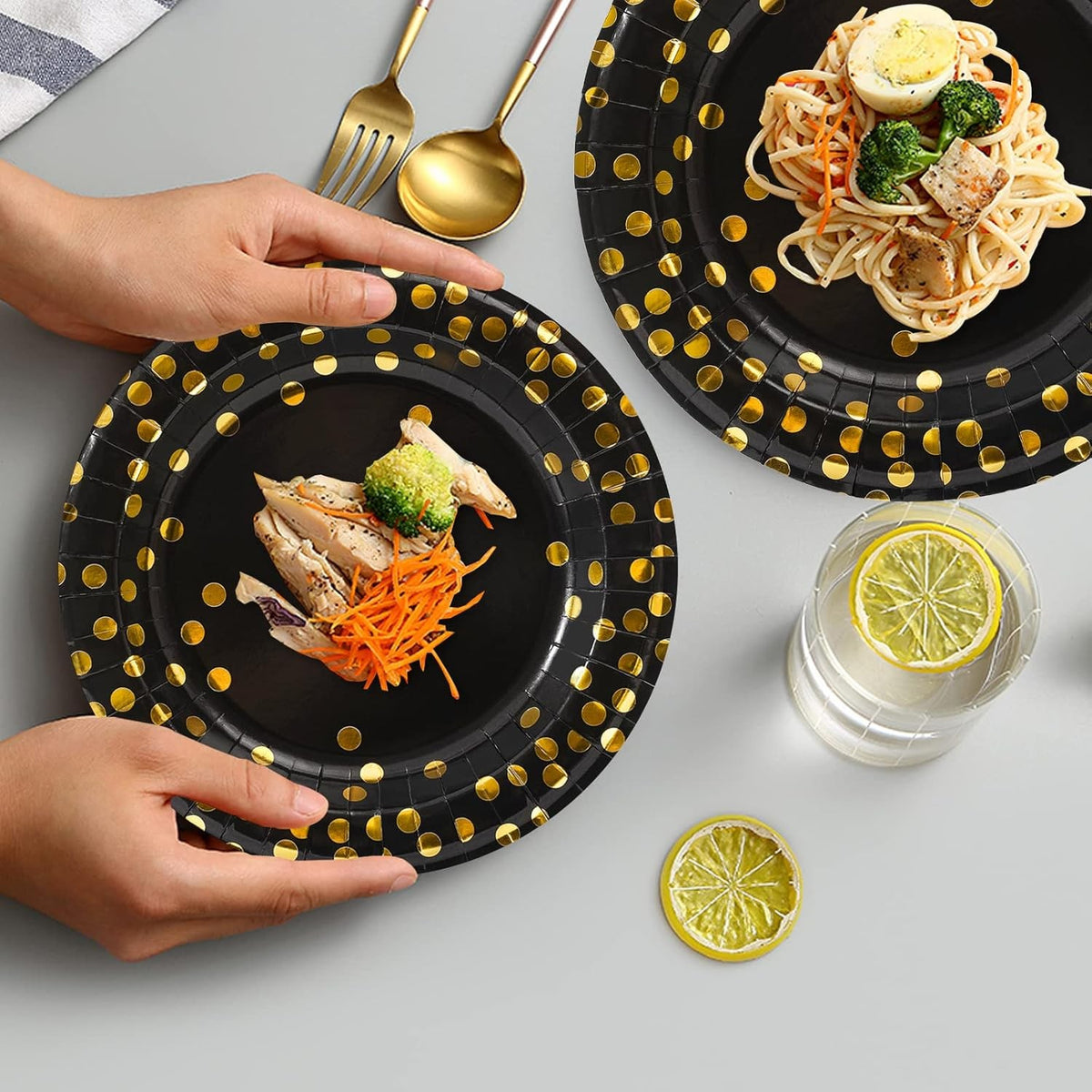 Set 10 Farfurii Unica Folosinta pentru Party, Imprimeu Elegant cu Buline, Carton si Plastic, Diametru 23 cm, Negru/Auriu