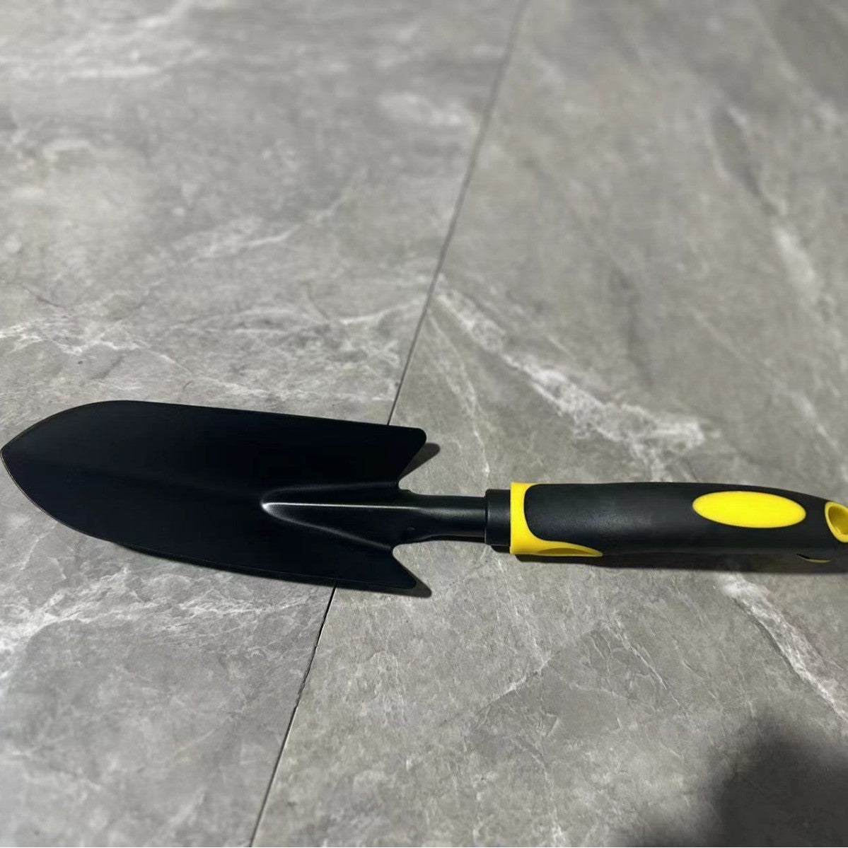 Set 4 Unelte Gradina Pentru Plantare Si Ingrijire, Grebla, Sapaliga Dubla Si 2 Lopeti, Otel Carbon Si PVC, 43 x 11 cm, Negru/Galben