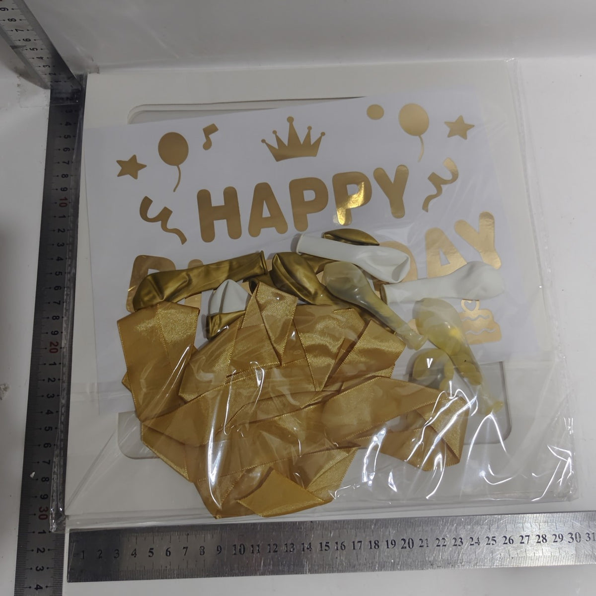 Cutie Pentru Baloane, Decoratiune Tematica Happy Birthday, Cub Transparent cu Margini Albe, Include Baloane Aurii, Albe si Panglica, 30x30 cm